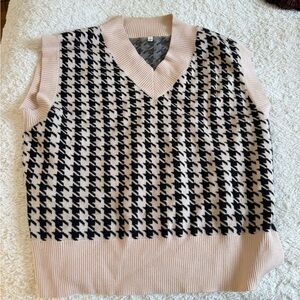 Houndstooth Patterned Sweater Vest - Black and Cream